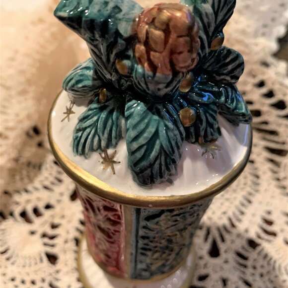 Fitz and Floyd Christmas Salt and Pepper Shakers - Picture 8 of 8